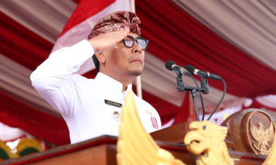 Wakil Walikota Denpasar Arya Wibawa menjadi Inspektur Upacara pada Apel Penurunan Bendera HUT Ke-81 Kemerdekaan RI di Lapangan Lumintang, Kota Denpasar.