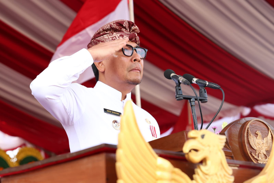 Wakil Walikota Denpasar Arya Wibawa menjadi Inspektur Upacara pada Apel Penurunan Bendera HUT Ke-81 Kemerdekaan RI di Lapangan Lumintang, Kota Denpasar.