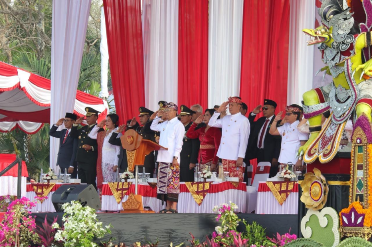 Gubernur Bali Wayan Koster memimpin upacara peringatan HUT Ke-81 Kemerdekaan RI di Lapangan Niti Mandala Renon, Denpasar.
