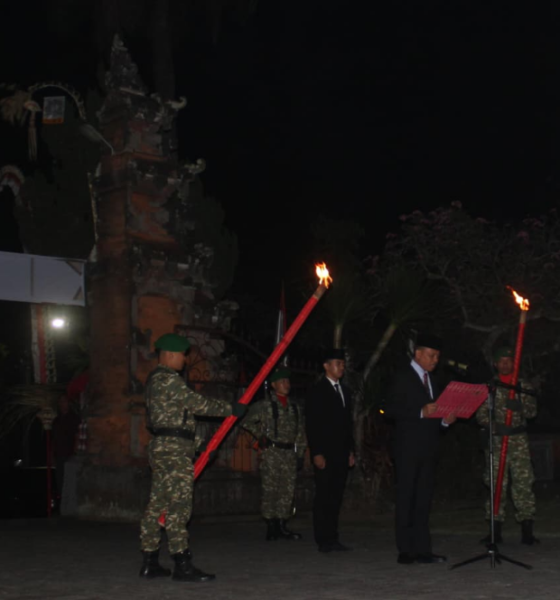 Sekretaris Daerah Provinsi Bali Dewa Made Indra memimpin Apel Kehormatan dan Renungan Suci di Taman Makam Pahlawan Pancaka Tirta, Tabanan.