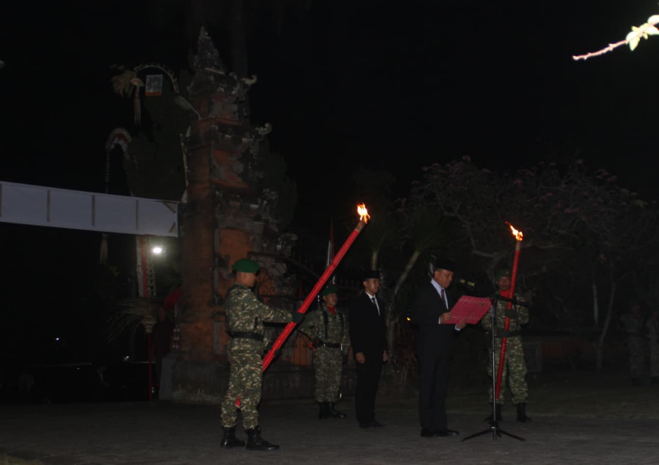 Sekretaris Daerah Provinsi Bali Dewa Made Indra memimpin Apel Kehormatan dan Renungan Suci di Taman Makam Pahlawan Pancaka Tirta, Tabanan.