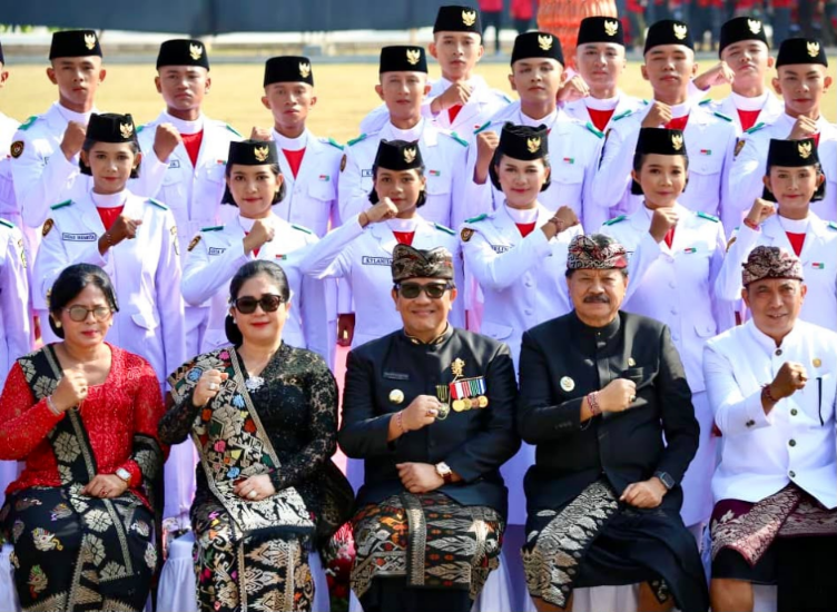Bupati Tabanan I Komang Gede Sanjaya berfoto bersama usai Upacara Bendera Detik-Detik Proklamasi Kemerdekaan RI Ke-81 di Lapangan Alit Saputra, Tabanan.