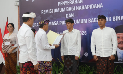 Gubernur Bali Wayan Koster membacakan sambutan Menteri Imigrasi dan Pemasyarakatan pada Upacara Pemberian Remisi di Lapas Kerobokan, Badung