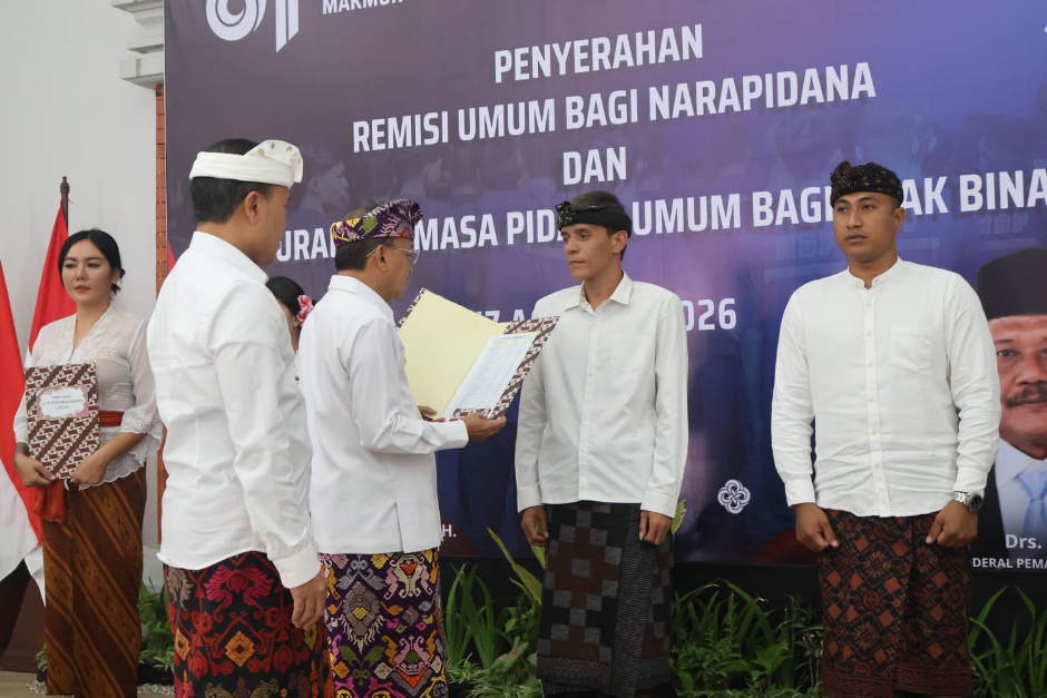 Gubernur Bali Wayan Koster membacakan sambutan Menteri Imigrasi dan Pemasyarakatan pada Upacara Pemberian Remisi di Lapas Kerobokan, Badung