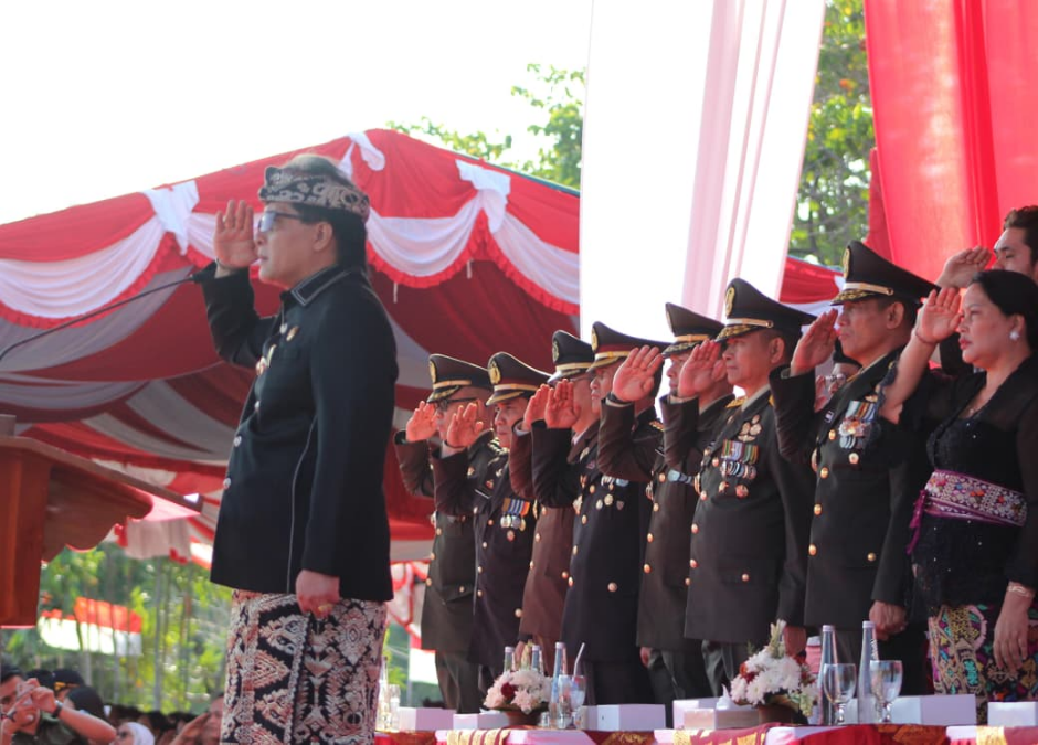 Wakil Gubernur Bali I Nyoman Giri Prasta memimpin Upacara Penurunan Bendera Merah Putih di Lapangan Puputan Margarana, Denpasar.
