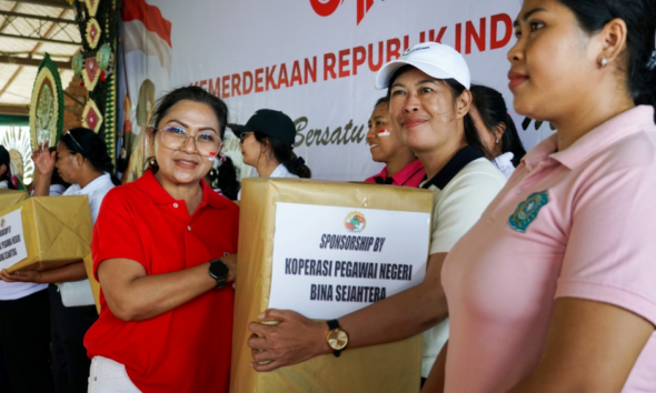 Ketua TP PKK Badung Nyonya Rasniathi Adi Arnawa menyerahkan hadiah kepada pemenang Lomba antar-Organisasi Wanita se-Kabupaten Badung di Desa Carangsari.