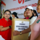 Ketua TP PKK Badung Nyonya Rasniathi Adi Arnawa menyerahkan hadiah kepada pemenang Lomba antar-Organisasi Wanita se-Kabupaten Badung di Desa Carangsari.