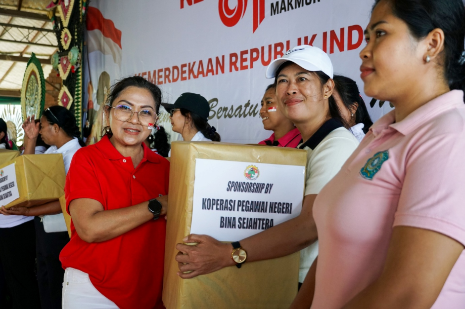 Ketua TP PKK Badung Nyonya Rasniathi Adi Arnawa menyerahkan hadiah kepada pemenang Lomba antar-Organisasi Wanita se-Kabupaten Badung di Desa Carangsari.