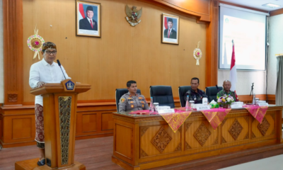 Bupati Badung Wayan Adi Arnawa membuka Bimtek Peningkatan Kapasitas bagi Kaling dan Kelian Banjar Dinas se-Kecamatan Kuta Utara di Ruang Rapat Kantor Camat Kuta Utara.
