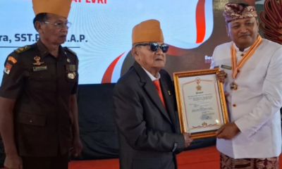 Bupati Gianyar I Made Mahayastra menerima penghargaan Bintang Legiun Veteran Republik Indonesia di Balai Budaya Gianyar.