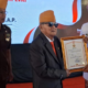 Bupati Gianyar I Made Mahayastra menerima penghargaan Bintang Legiun Veteran Republik Indonesia di Balai Budaya Gianyar.