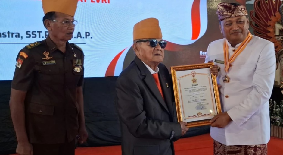 Bupati Gianyar I Made Mahayastra menerima penghargaan Bintang Legiun Veteran Republik Indonesia di Balai Budaya Gianyar.