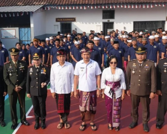 Bupati Jembrana I Made Kembang Hartawan menyerahkan Remisi Umum kepada warga binaan di Rumah Tahanan Negara Kelas IIB Negara.