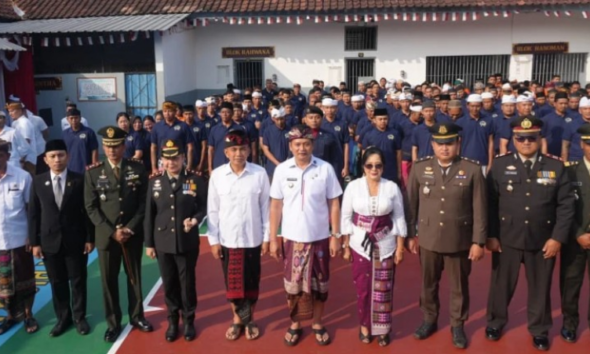 Bupati Jembrana I Made Kembang Hartawan menyerahkan Remisi Umum kepada warga binaan di Rumah Tahanan Negara Kelas IIB Negara.