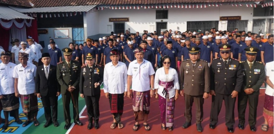 Bupati Jembrana I Made Kembang Hartawan menyerahkan Remisi Umum kepada warga binaan di Rumah Tahanan Negara Kelas IIB Negara.