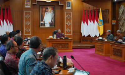 Gubernur Bali Wayan Koster memimpin Rapat Koordinasi Evaluasi dan Optimalisasi Pendapatan Daerah Tahun 2026 di Gedung Kertha Sabha, Denpasar.