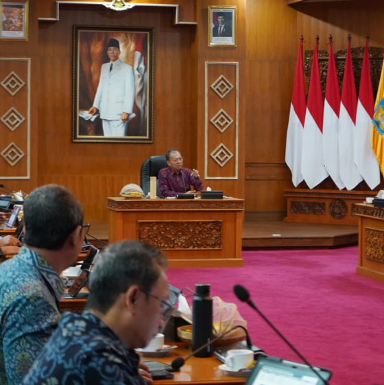 Gubernur Bali Wayan Koster memimpin Rapat Koordinasi Evaluasi dan Optimalisasi Pendapatan Daerah Tahun 2026 di Gedung Kertha Sabha, Denpasar.