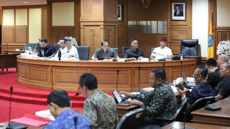 Ketua Pansus DPRD Badung I Gusti Lanang Umbara memimpin Rapat Kerja penyerapan aspirasi Raperda Pemberdayaan Ormas di Ruang Madya Gosana, Kantor Sekretariat DPRD Badung.