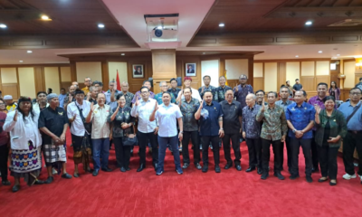 Pansus DPRD Badung berfoto bersama usai Raker penyerapan aspirasi Raperda Pemberdayaan Ormas di Ruang Madya Gosana, Kantor Sekretariat DPRD Badung.