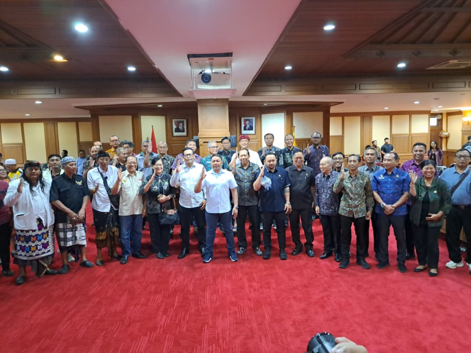 Pansus DPRD Badung berfoto bersama usai Raker penyerapan aspirasi Raperda Pemberdayaan Ormas di Ruang Madya Gosana, Kantor Sekretariat DPRD Badung.