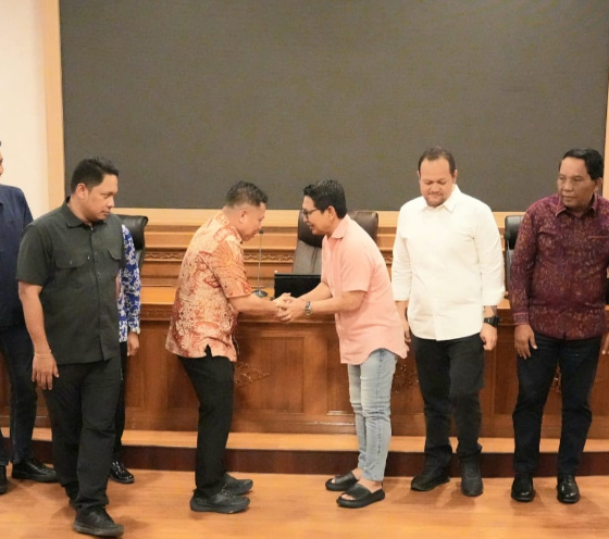 Bupati Adi Arnawa, Wabup Bagus Alit Sucipta, dan Ketua DPRD Anom Gumanti menyambut silaturahmi Kajari Badung I Wayan Sumertayasa di Rumah Jabatan Bupati Badung.