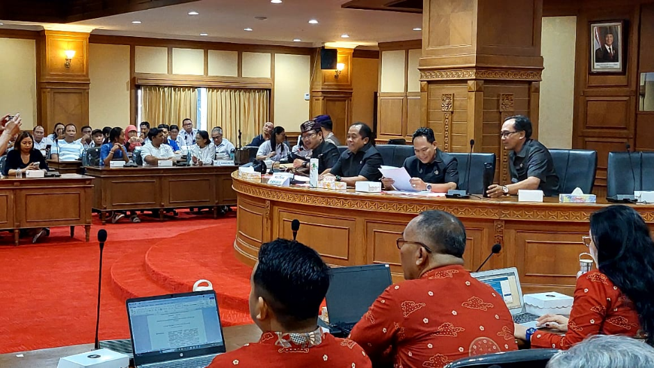 Pansus DPRD Kabupaten Badung menggelar Rapat Kerja penyerapan aspirasi Raperda Perlindungan dan Pemberdayaan Produk Unggulan Daerah di Ruang Madya Gosana.