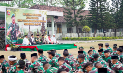 Pangdam IX/Udayana Mayjen TNI Piek Budyakto memimpin Doa Bersama Lintas Agama untuk korban gempa NTT di Lapangan Makorem 163/Wira Satya.