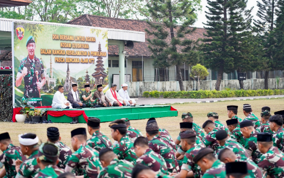 Pangdam IX/Udayana Mayjen TNI Piek Budyakto memimpin Doa Bersama Lintas Agama untuk korban gempa NTT di Lapangan Makorem 163/Wira Satya.
