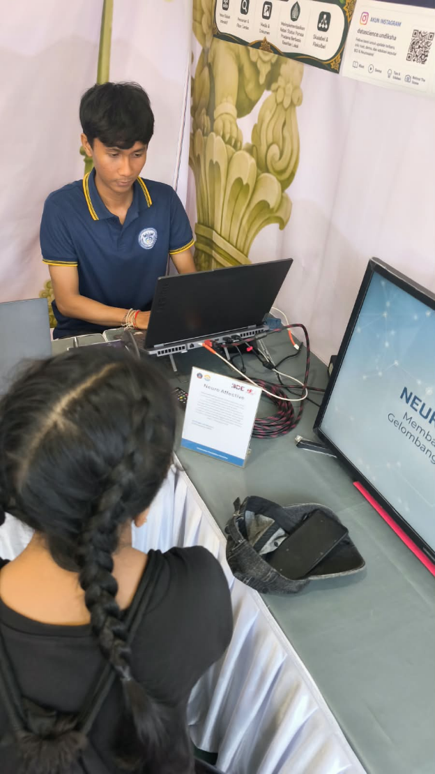 Tim Undiksha mengenalkan teknologi AI pendeteksi emosi berbasis gelombang otak di Buleleng Digital Expo, RTH Rumah Jabatan Bupati Buleleng.