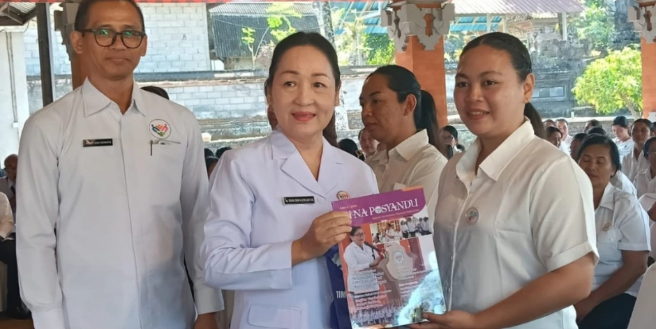 Tim Pembina Posyandu Provinsi Bali melaksanakan kegiatan Membina dan Berbagi bersama kader Posyandu di Kabupaten Gianyar.