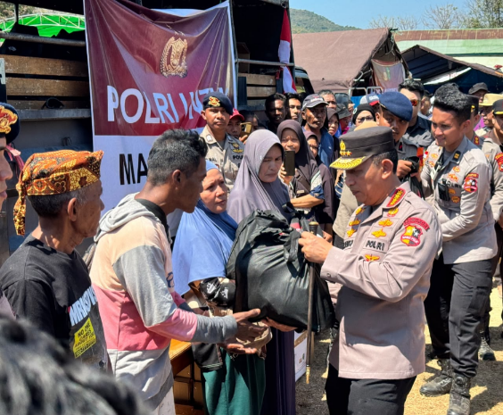 Kapolri Jenderal Pol. Listyo Sigit Prabowo meninjau lokasi terdampak dan pengungsian gempa di Kabupaten Manggarai dan Manggarai Timur.