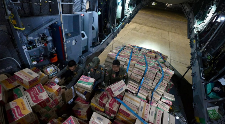 Sebanyak 65 ton logistik diangkut menuju wilayah terdampak gempa NTT dari Pangkalan TNI AU Halim Perdanakusuma, Jakarta.