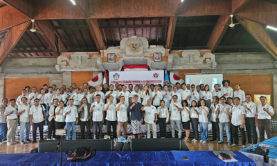 Peserta OKK PWI Bali berfoto bersama usai pembukaan acara di Gedung PWI Bali, Lumintang, Denpasar