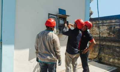 Tim PLN UP3 Bali Selatan memeriksa kWh meter saat penyalaan listrik PT Pelindo Multi Terminal di Pelabuhan Benoa