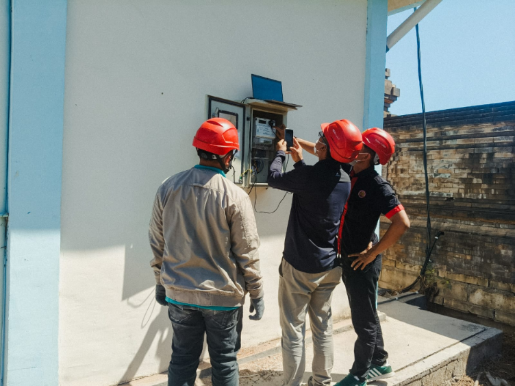 Tim PLN UP3 Bali Selatan memeriksa kWh meter saat penyalaan listrik PT Pelindo Multi Terminal di Pelabuhan Benoa