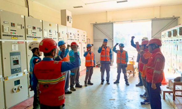 Personil PLN UP2D Bali melakukan CBD sebelum pemasangan kWh meter di GI Kubu, Karangasem