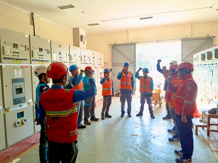 Personil PLN UP2D Bali melakukan CBD sebelum pemasangan kWh meter di GI Kubu, Karangasem