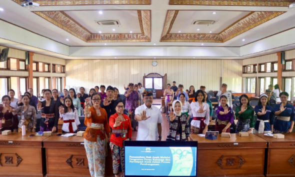 Sekda Bali Dewa Made Indra membuka kegiatan Pemenuhan Hak Anak di Aula Jempiring Bappeda Provinsi Bali