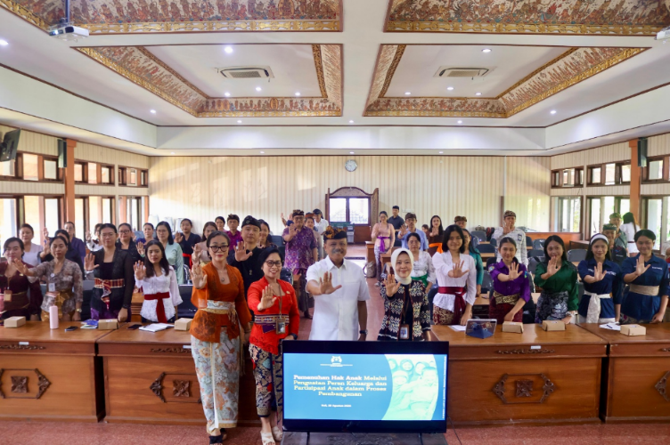 Sekda Bali Dewa Made Indra membuka kegiatan Pemenuhan Hak Anak di Aula Jempiring Bappeda Provinsi Bali