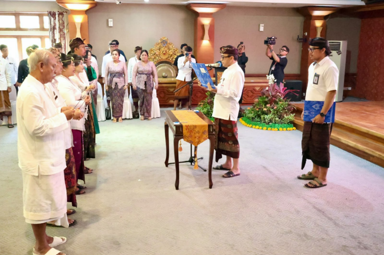 Walikota Jaya Negara melantik dan mengambil sumpah jabatan 81 pejabat struktural Pemkot Denpasar di Graha Sewaka Dharma
