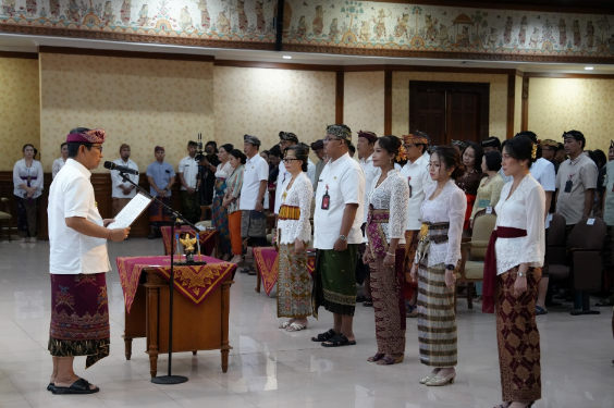 Bupati Adi Arnawa melantik dan mengambil sumpah pejabat Pemkab Badung di Ruang Kertha Gosana, Puspem Badung