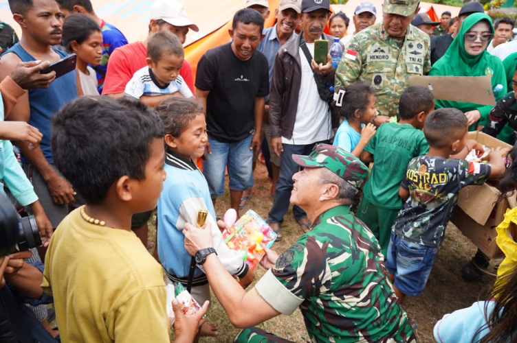 Pangdam Udayana Mayjen TNI Piek Budyakto menemui pengungsi korban gempa di Lapangan Nanga Banda, Manggarai