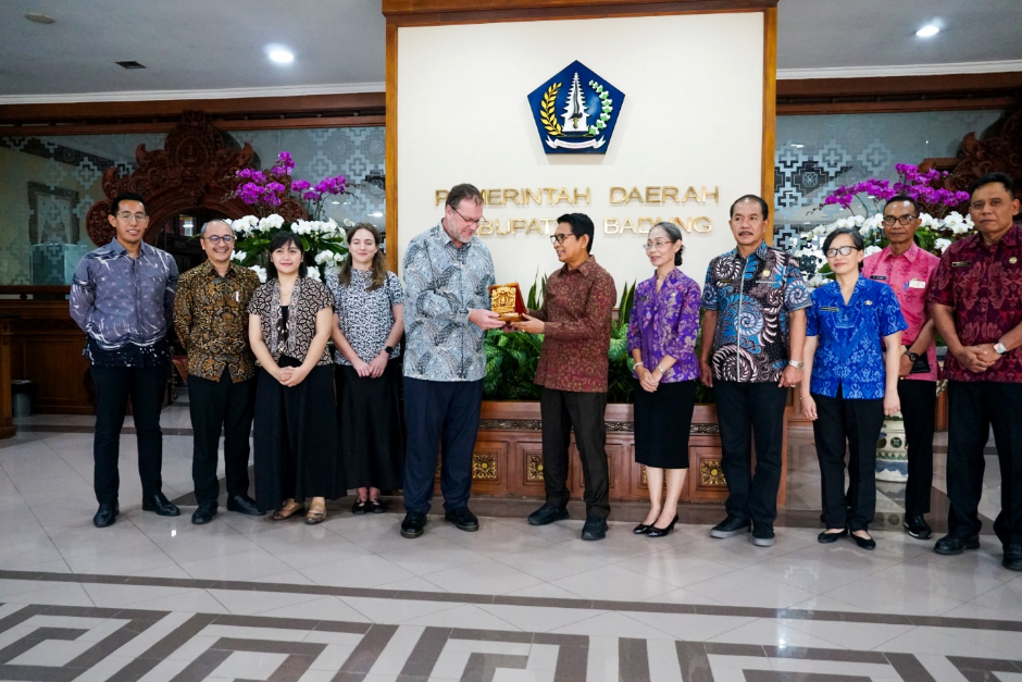 Bupati Adi Arnawa menerima kunjungan delegasi Kedutaan Besar Inggris di Ruang Kriya Gosana I, Puspem Badung