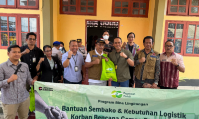 Pemimpin Wilayah Pegadaian Kanwil VII Bali Nusra Edy Purwanto serahkan bantuan Pegadaian Peduli kepada Bupati Ende