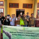 Pemimpin Wilayah Pegadaian Kanwil VII Bali Nusra Edy Purwanto serahkan bantuan Pegadaian Peduli kepada Bupati Ende