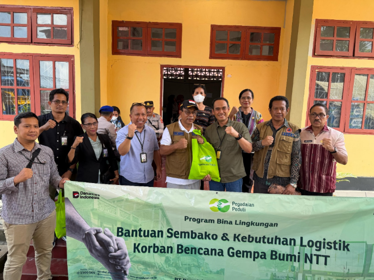 Pemimpin Wilayah Pegadaian Kanwil VII Bali Nusra Edy Purwanto serahkan bantuan Pegadaian Peduli kepada Bupati Ende