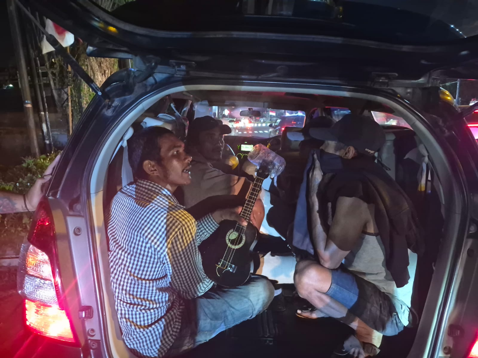 Petugas Satpol PP Kota Denpasar melaksanakan Sabergep di persimpangan lampu lalu lintas wilayah Denpasar