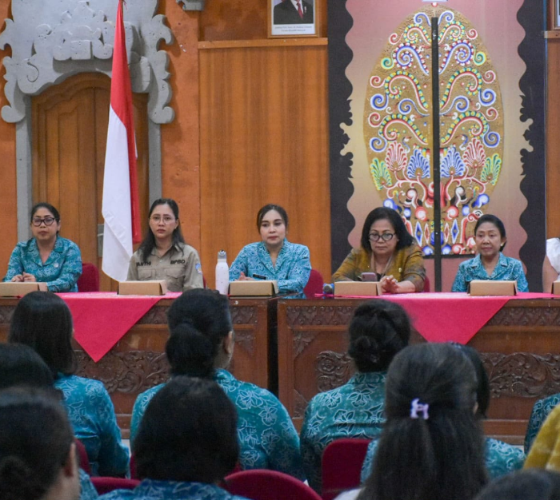 Sekretaris I TP PKK Denpasar Ayu Kristi Arya Wibawa hadiri Sosialisasi Keluarga Sehat Tanggap Tangguh Bencana di Gedung Santi Graha