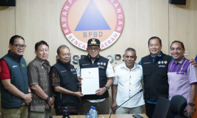 Gubernur Koster serahkan bantuan Rp 1 miliar untuk korban gempa NTT kepada Gubernur NTT Emanuel Melkiades Laka Lena