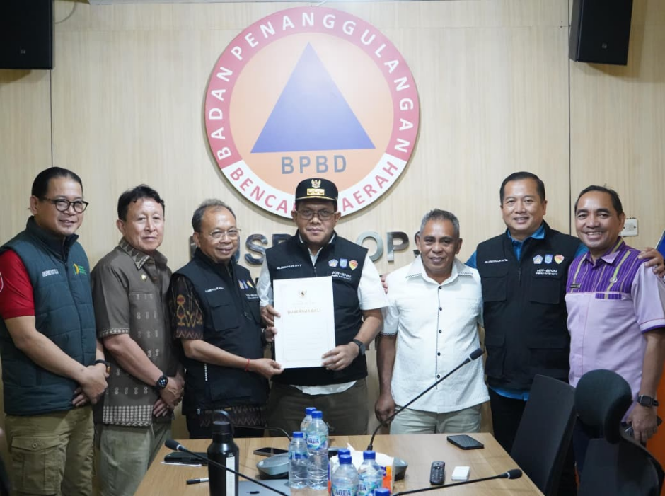 Gubernur Koster serahkan bantuan Rp 1 miliar untuk korban gempa NTT kepada Gubernur NTT Emanuel Melkiades Laka Lena